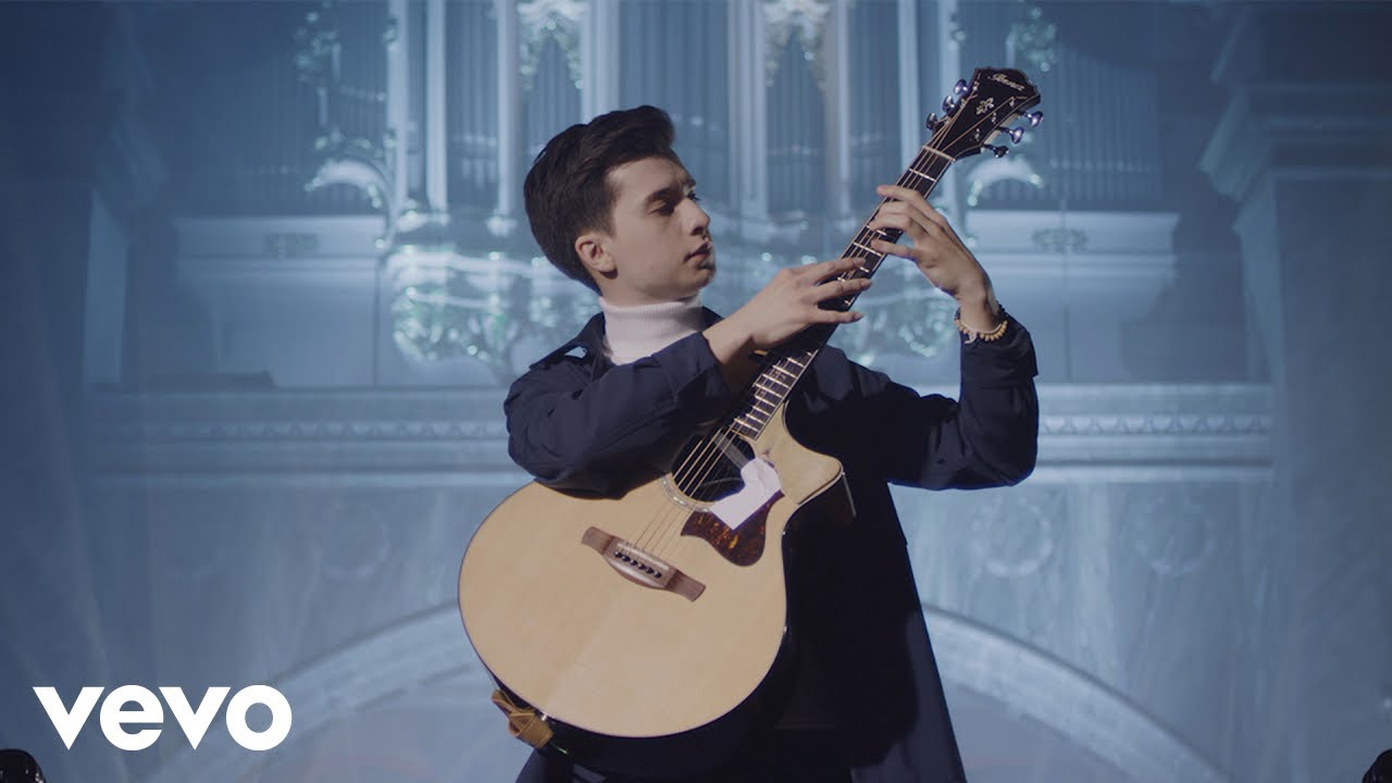 Marcin – Moonlight Sonata on One Guitar (Official Video)